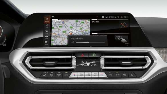 BMW Serie 3 Sedán, Control de Gestos BMW. Acercamiento frontal de la pantalla de la cabina del BMW Serie 3 Sedán con Control de Gestos BMW.