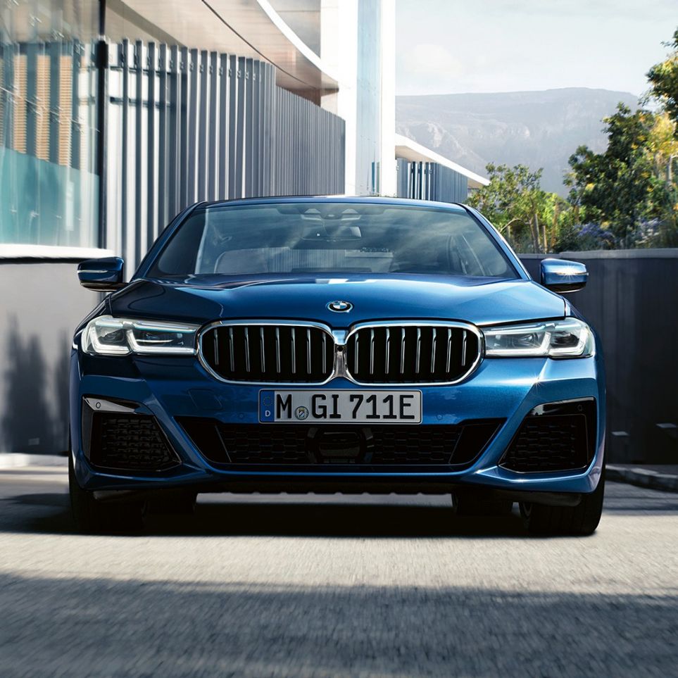 Auto deportivo BMW Serie 5 Sedán: el vehículo que combina dinámica de conducción y tecnologías innovadoras. El BMW Serie 5 Sedán híbrido enchufable, ofrece comodidad, superioridad y el placer de conducción de más alto nivel.