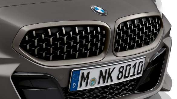 Parrilla doble BMW Z4 M40i Roadster G29 Parrilla doble con diseño de malla BMW Z4 M40i Roadster G29 2019 BMW Individual Frozen Grey metalizado, primer plano del frontal