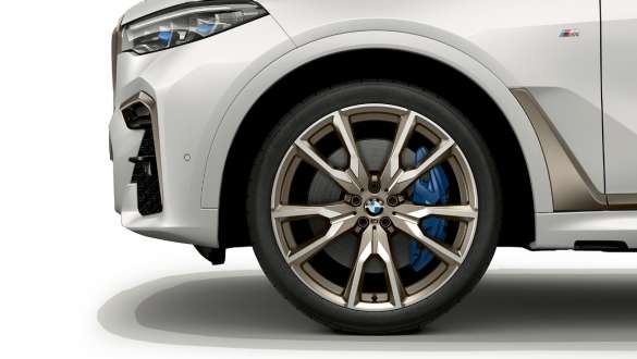 El BMW X7 M con rines de aleación ligera M El BMW X7 M con rines de aleación ligera M de radio en V estilo 755 M, G07, acercamiento a los rines