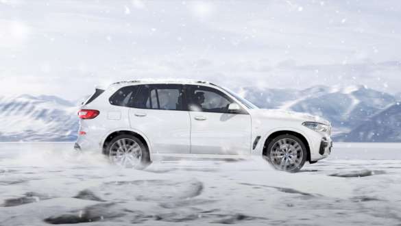 Modo de conducción xSnow BMW X5 Modo de conducción xSnow BMW X5 G05 2018 Mineralweissmetalizado, vista del lateral, conducción sobre nieve