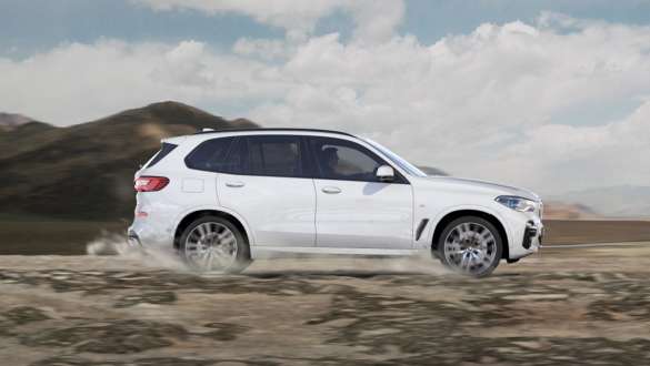 Modo de conducción xGravel BMW X5 Modo de conducción xGravel BMW X5 G05 2018 Mineralweiss metalizado, vista del lateral, conducción sobre terreno suelto y pedregoso