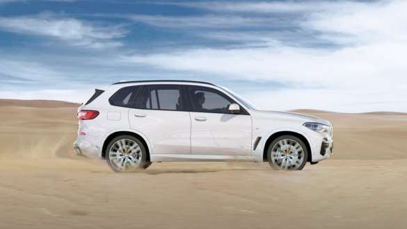 Modo de conducción xSand BMW X5 Modo de conducción xSand BMW X5 G05 2018 Mineralweiss metalizado, vista del lateral, conducción sobre arena