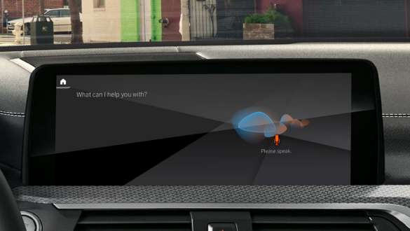 Remote Software Upgrade BMW X5 Mujer tomando una taza de café mientras actualiza el software de su BMW X5 a través de Remote Software Upgrade G05 2018