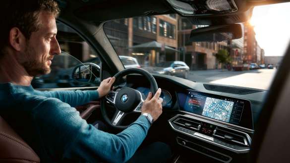 Connected Navigation BMW X5 BMW X5 G05 2018 interior, conductor utilizando Connected Navigation