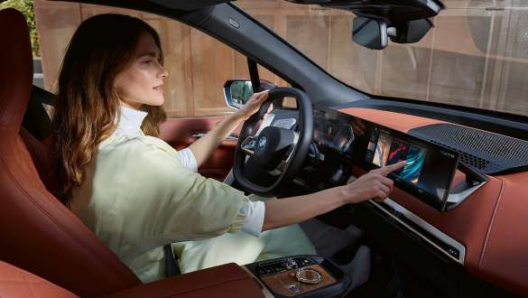 Hombre sentado en un BMW iX con el nuevo sistema BMW iDrive Hombre sentado en un BMW iX con el nuevo sistema BMW iDrive
