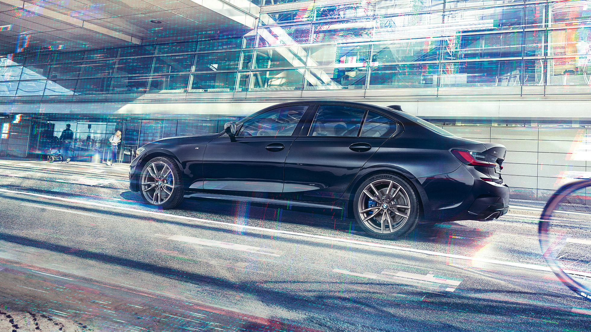 BMW Serie 3 Sedán, BMW M340i xDrive. Vista lateral del BMW M340i xDrive frente a un escenario urbano.