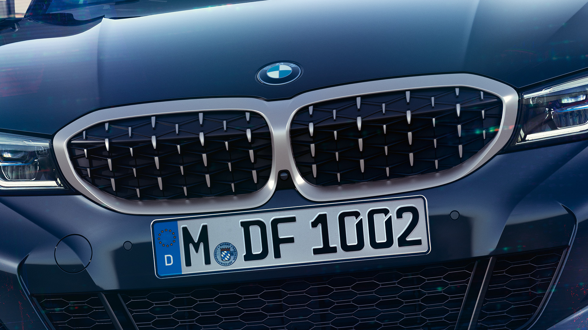 BMW Serie 3 Sedán, parrilla doble BMW. Acercamiento frontal de la parrilla doble de riñón BMW con diseño de malla del BMW Serie 3 Sedán M340i xDrive.