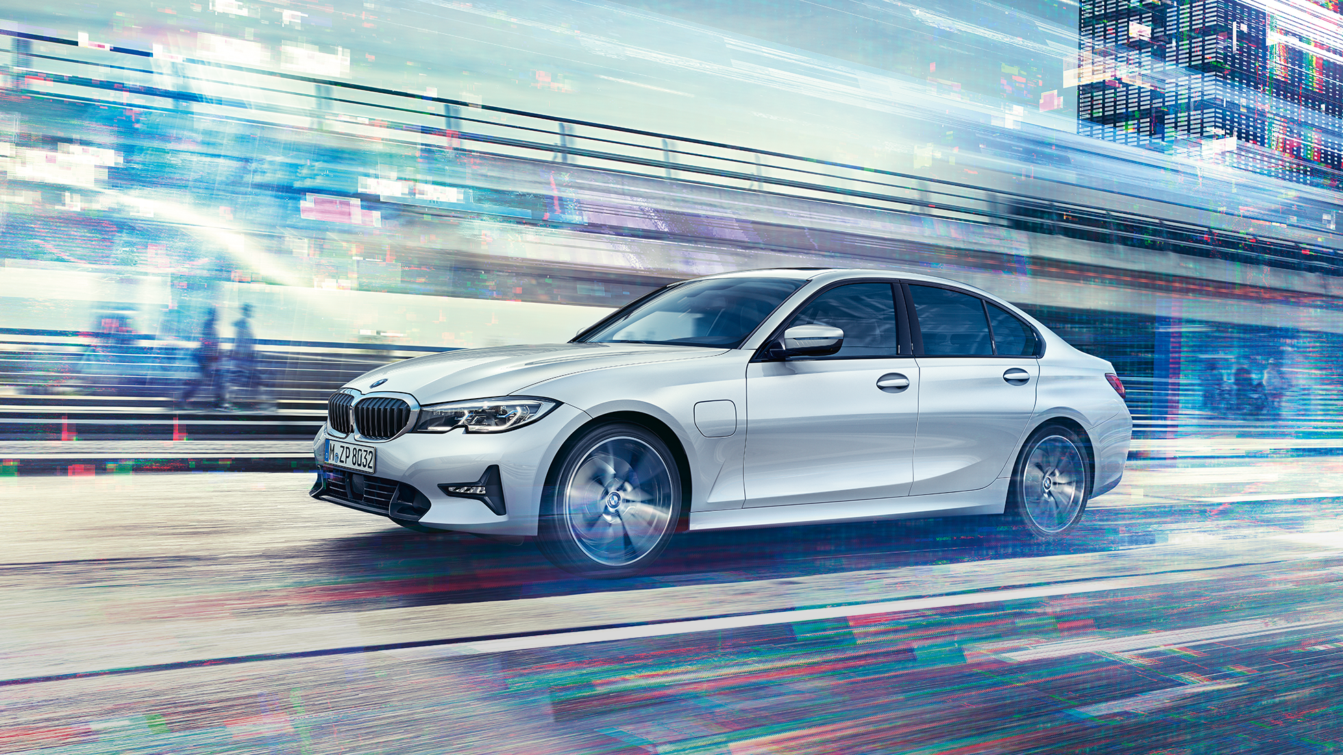 BMW Serie 3 Sedán, vista lateral del BMW Serie 3 Sedán 330e en movimiento. Vista lateral del BMW Serie 3 Sedán 330e en movimiento frente a un fondo urbano.