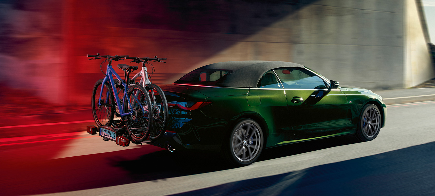 Vista de tres cuartos de la zaga con soporte para bicicletas BMW Pro 2.0 BMW Serie 4 Convertible G23 2020 BMW Serie 4 Convertible G23 2020 Sanremo Green metalizado, vista de tres cuartos de la zaga, con soporte para bicicletas BMW Pro 2.0