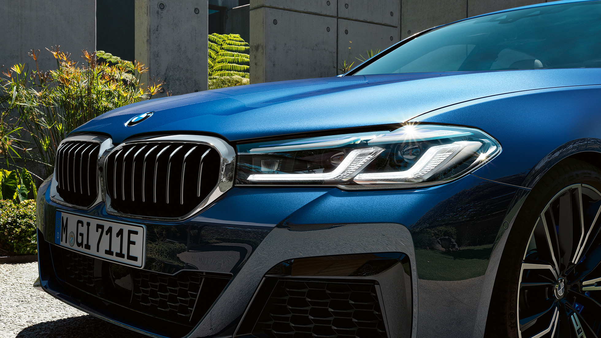Luz láser BMW Serie 5 Sedan Luz láser BMW Serie 5 Sedan G30 2020 azul frontal de primer plano