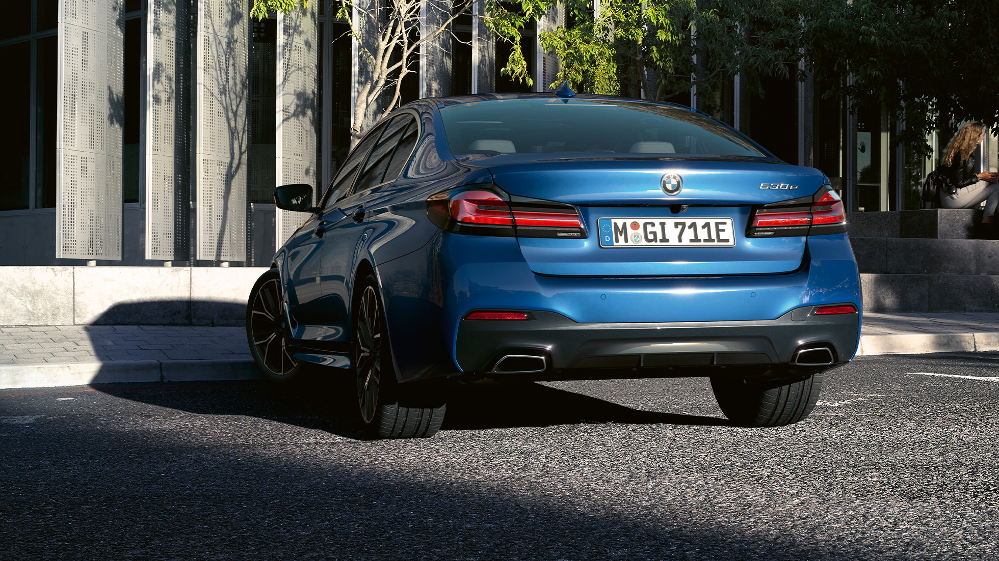 Delantal trasero BMW Serie 5 Sedan G30 Tubos de escape en forma libre de Serie 5 Sedan G30 Facelift 2020 Phytonic blue close-up rear