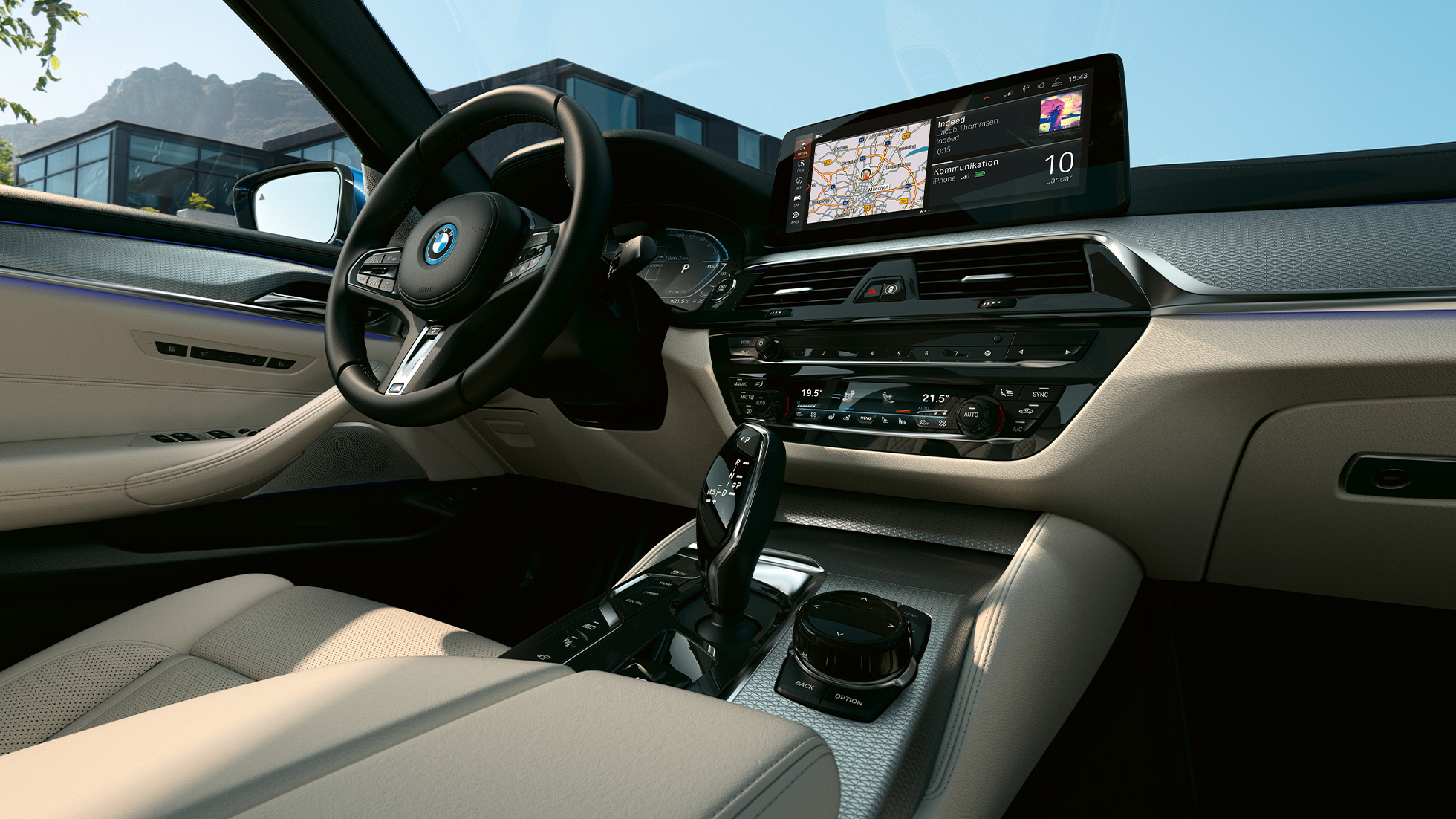 Interior del Serie 5 Sedán Pantalla de información y volante deportivo de cuero BMW Serie 5 Sedan G30 Facelift 2020 interior