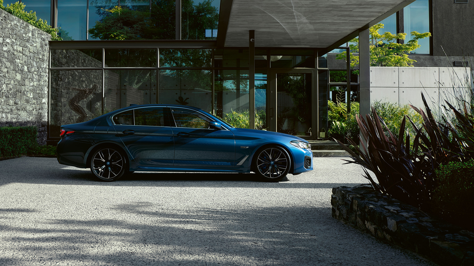 Exterior BMW Serie 5 Sedan G30 Serie 5 Sedan azul Phytonic vista lateral estacionamiento