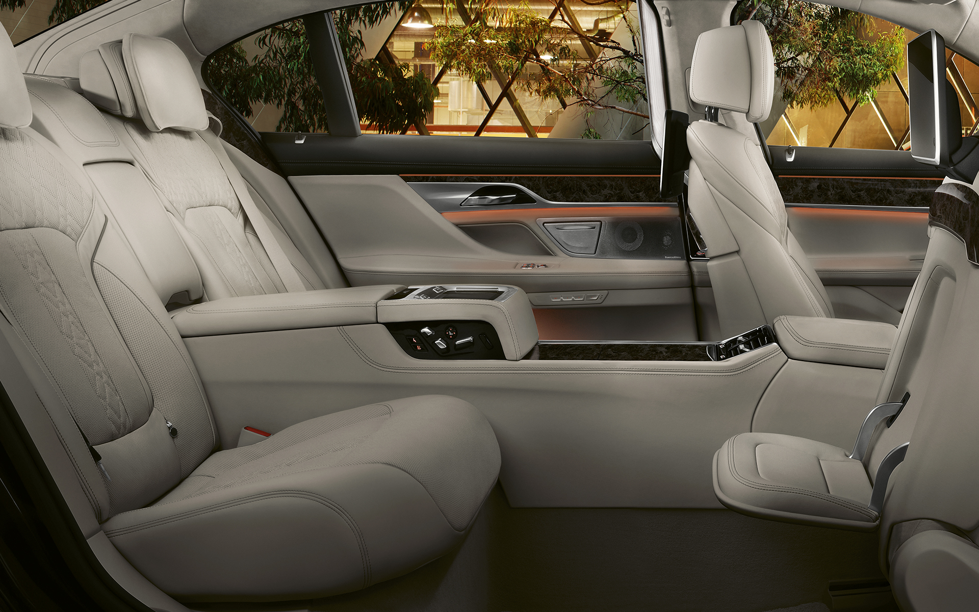Carro lujoso con elementos de entretenimiento traseros Executive Lounge Vehículo deportivo con pantalla táctil a color LCD de 10"