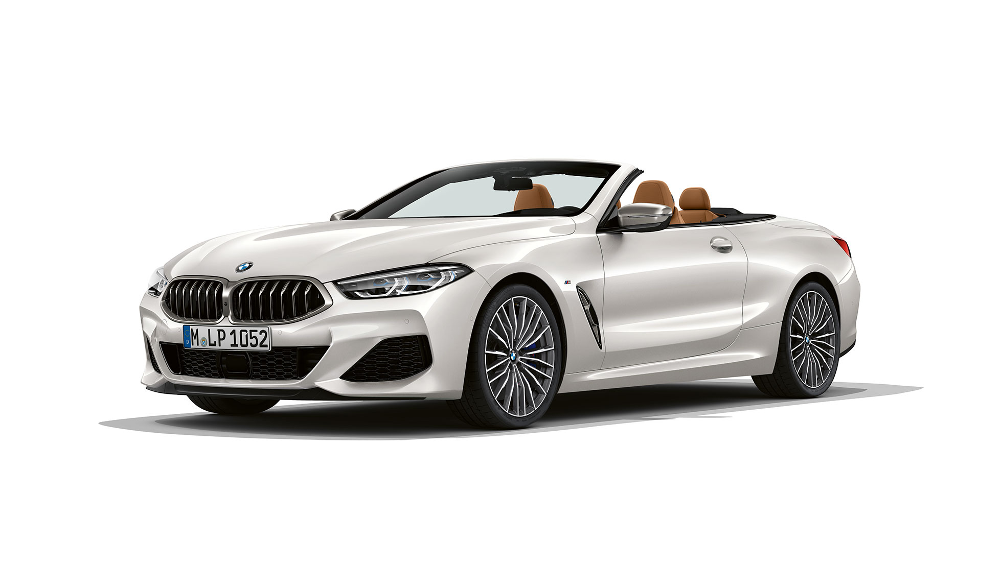 BMW M850i xDrive, metálico blanco mineral, vista frontal de tres cuartos. BMW M850i xDrive, metálico blanco mineral, vista frontal de tres cuartos.