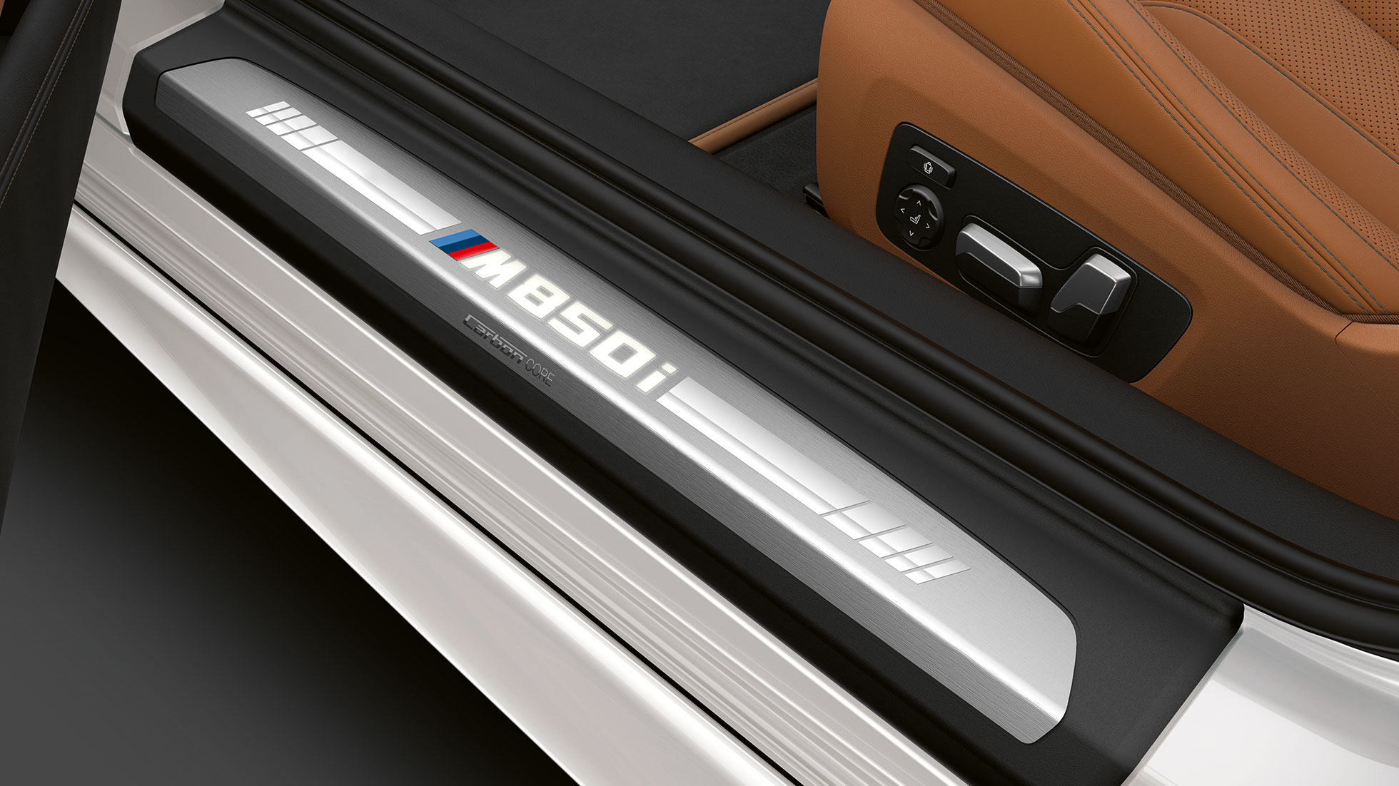 BMW M850i xDrive, Blanco Mineral metálico, alféizar de la puerta. BMW M850i xDrive, Blanco Mineral metálico, alféizar de la puerta.