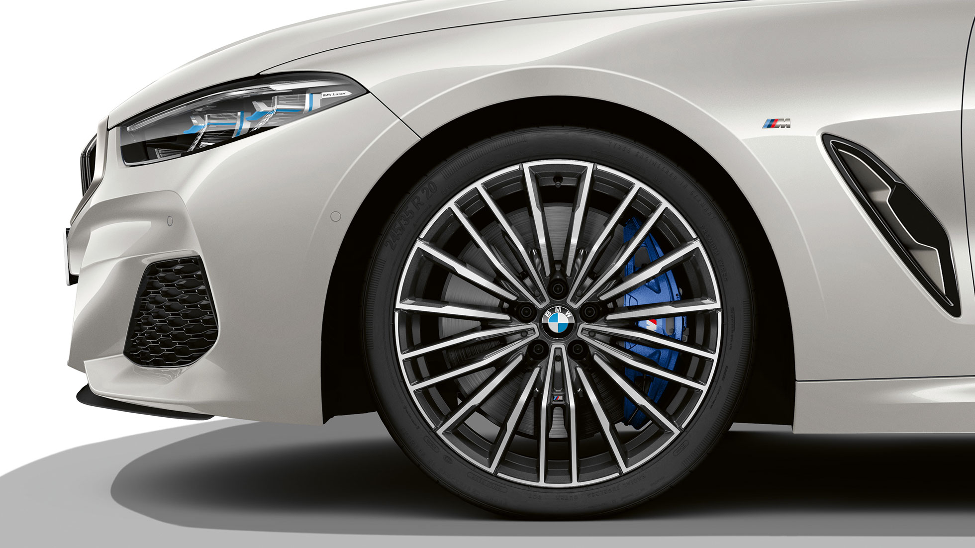 BMW M850i xDrive, mineral blanco metálico, llantas de aleación ligera de 20 "de múltiples rayos 729 m. BMW M850i xDrive, mineral blanco metálico, llantas de aleación ligera de 20 "de múltiples rayos 729 m.