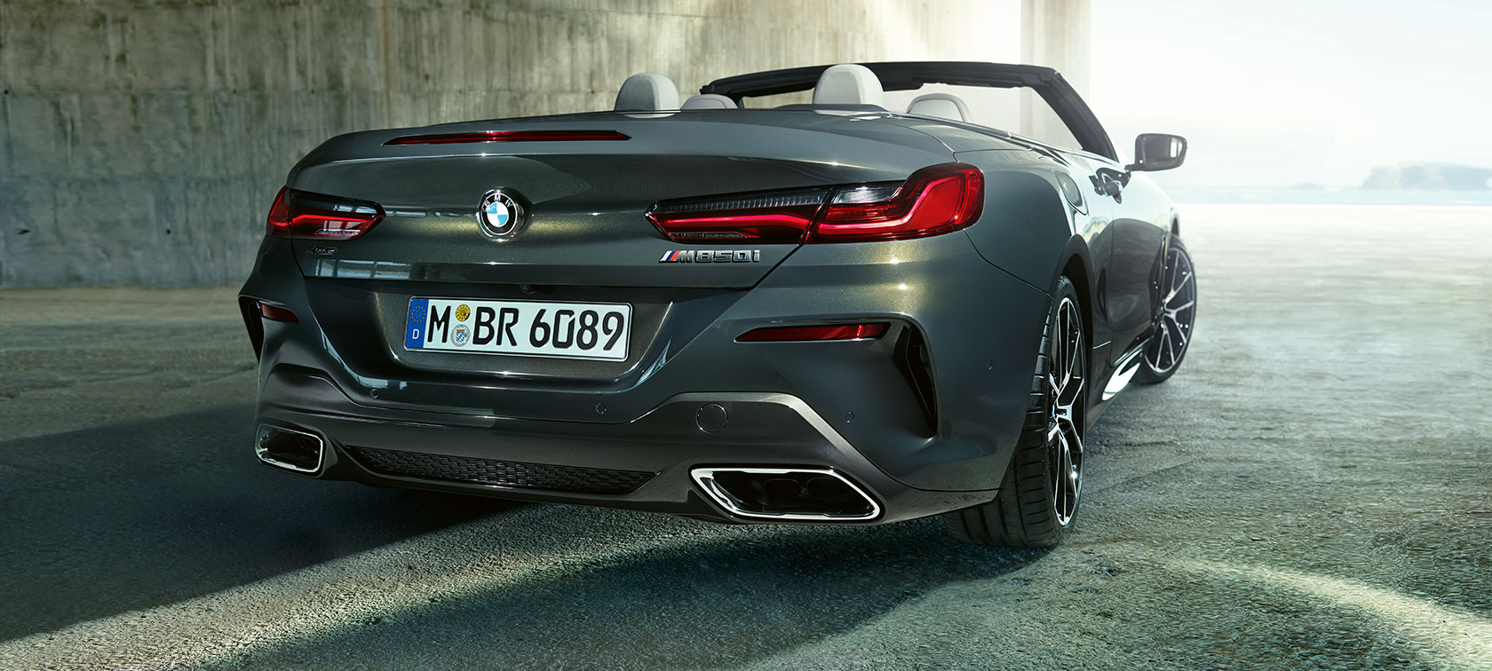 BMW M850i xDrive Gris Dravit metálico, vista trasera de tres cuartos. BMW M850i xDrive Gris Dravit metálico, vista trasera de tres cuartos.