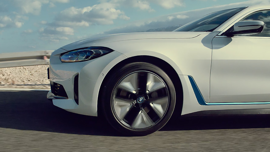 La prestaciones y la aceleración del BMW i4 M50 totalmente eléctrico en una película G26 2021 La prestaciones y la aceleración del BMW i4 M50 totalmente eléctrico en una película G26 2021
