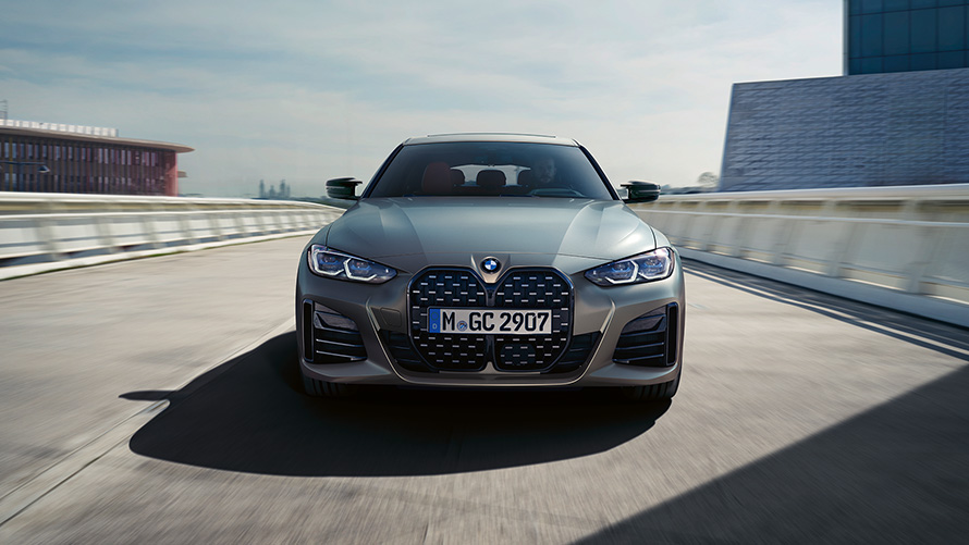 BMW M440i xDrive Gran Coupé G26 2021 Vista del frontal en carretera BMW M440i xDrive Gran Coupé G26 2021 Frozen Pure Grey metalizado Vista del frontal en carretera