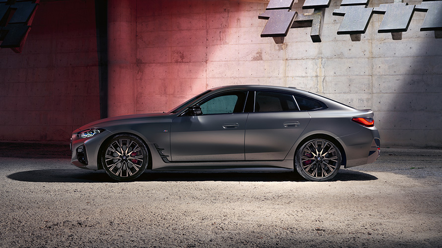 BMW M440i xDrive Gran Coupé G26 2021 Vista del lateral BMW M440i xDrive Gran Coupé G26 2021 Frozen Pure Grey metalizado Vista del lateral delante de una pared