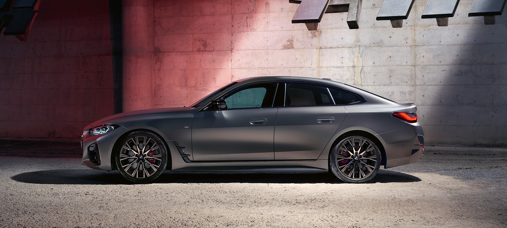 BMW M440i xDrive Gran Coupé G26 2021 Vista del lateral BMW M440i xDrive Gran Coupé G26 2021 BMW Individual Frozen Pure Grey metalizado Vista del lateral parado