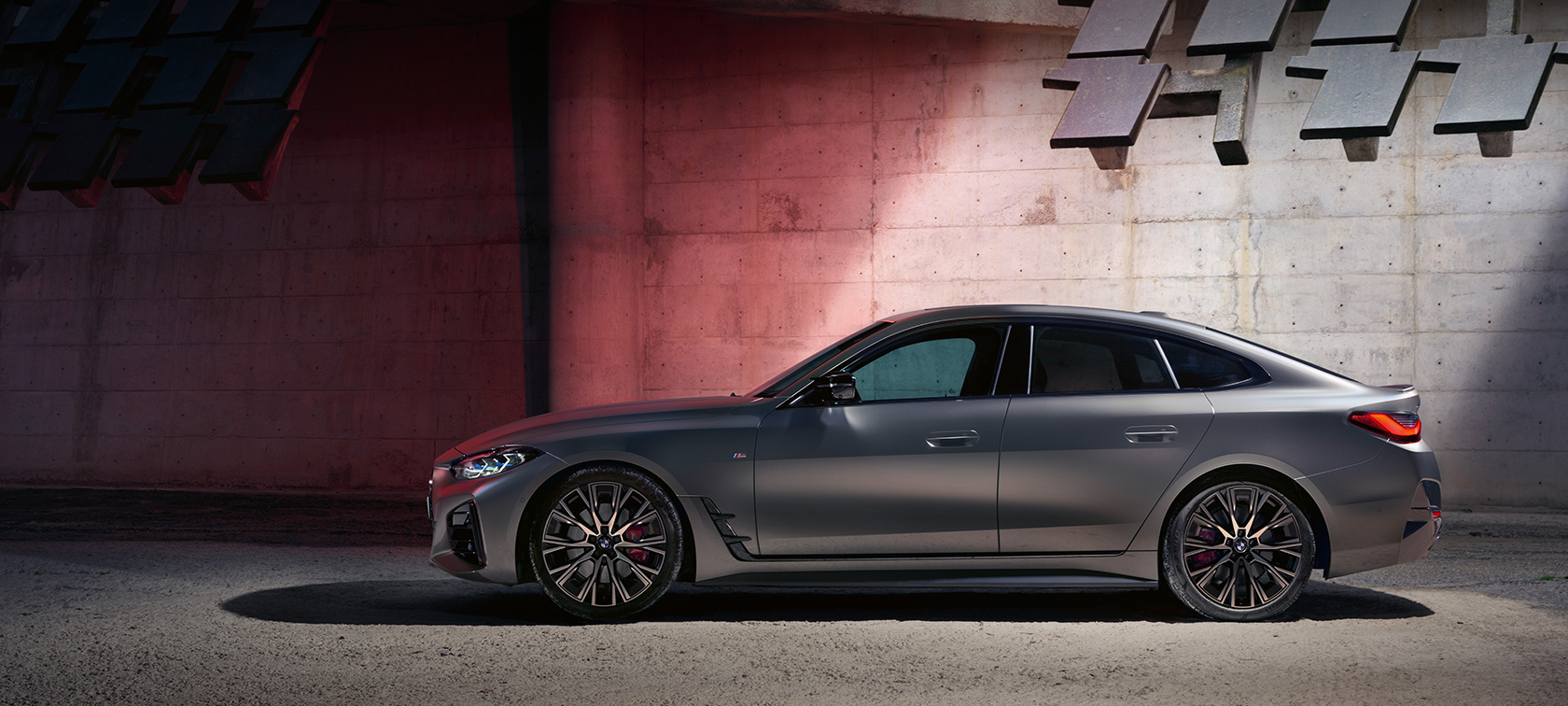 BMW M440i xDrive Gran Coupé G26 2021 Vista del lateral delante de una pared BMW M440i xDrive Gran Coupé G26 2021 BMW Individual Frozen Pure Grey metalizado Vista del lateral delante de una pared