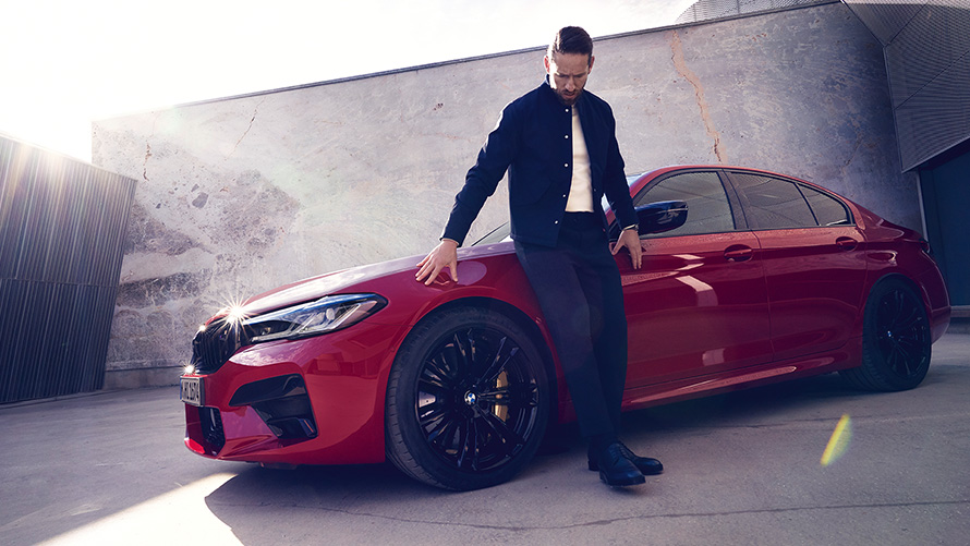 "El carro deportivo de lujo BMW M5 Competition vista de tres cuartos lateral "