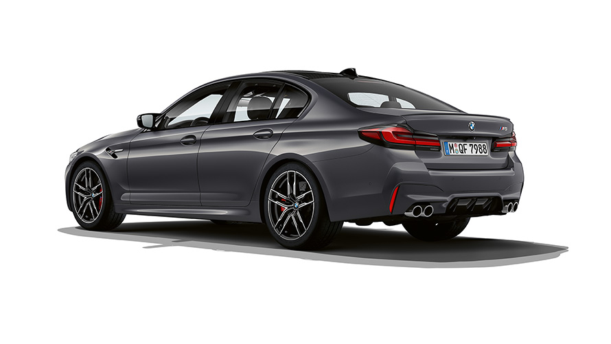 BMW M5 F90 LCI Renovación 2020 Brands Hatch Grau metalizado Vista de tres cuartos de la zaga