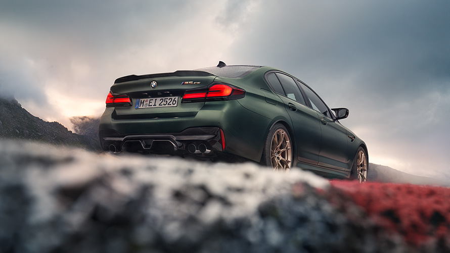 Coche deportivo M5 en la carretera