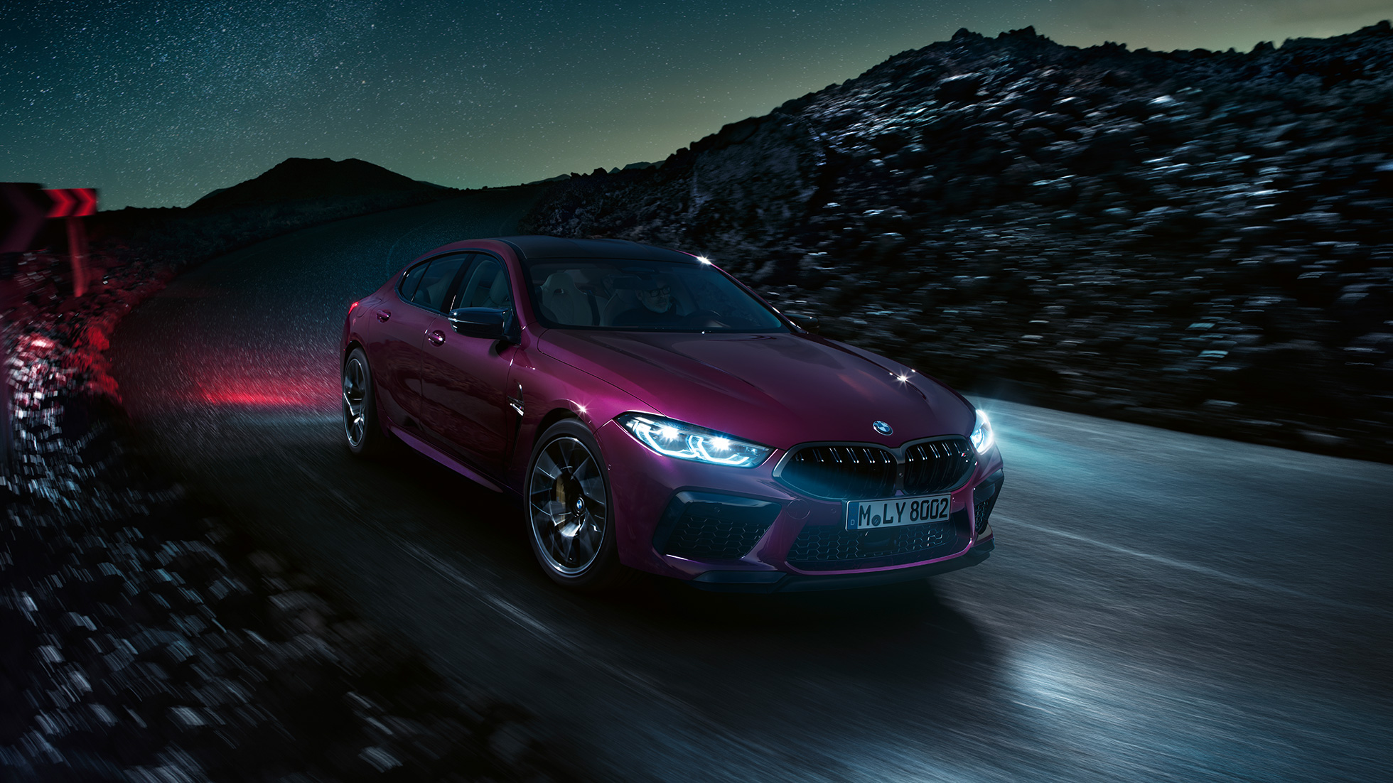 Vista frontal de tres cuartos del BMW M8 Competition Gran Coupé Vista frontal de tres cuartos del BMW M8 Competition Gran Coupé 2020 BMW Individual Ametrin metálico