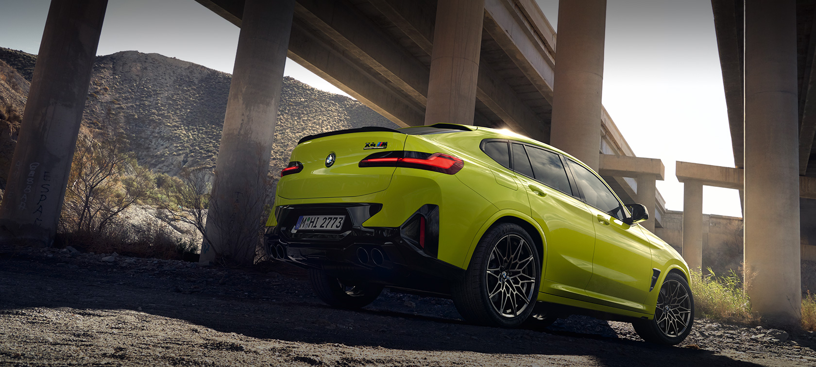 BMW X4 M Competition F98 LCI Renovación 2021 Vista lateral parado BMW X4 M Competition F98 LCI Renovación 2021 BMW Individual Frozen Portimao Blau metalizado Vista lateral parado