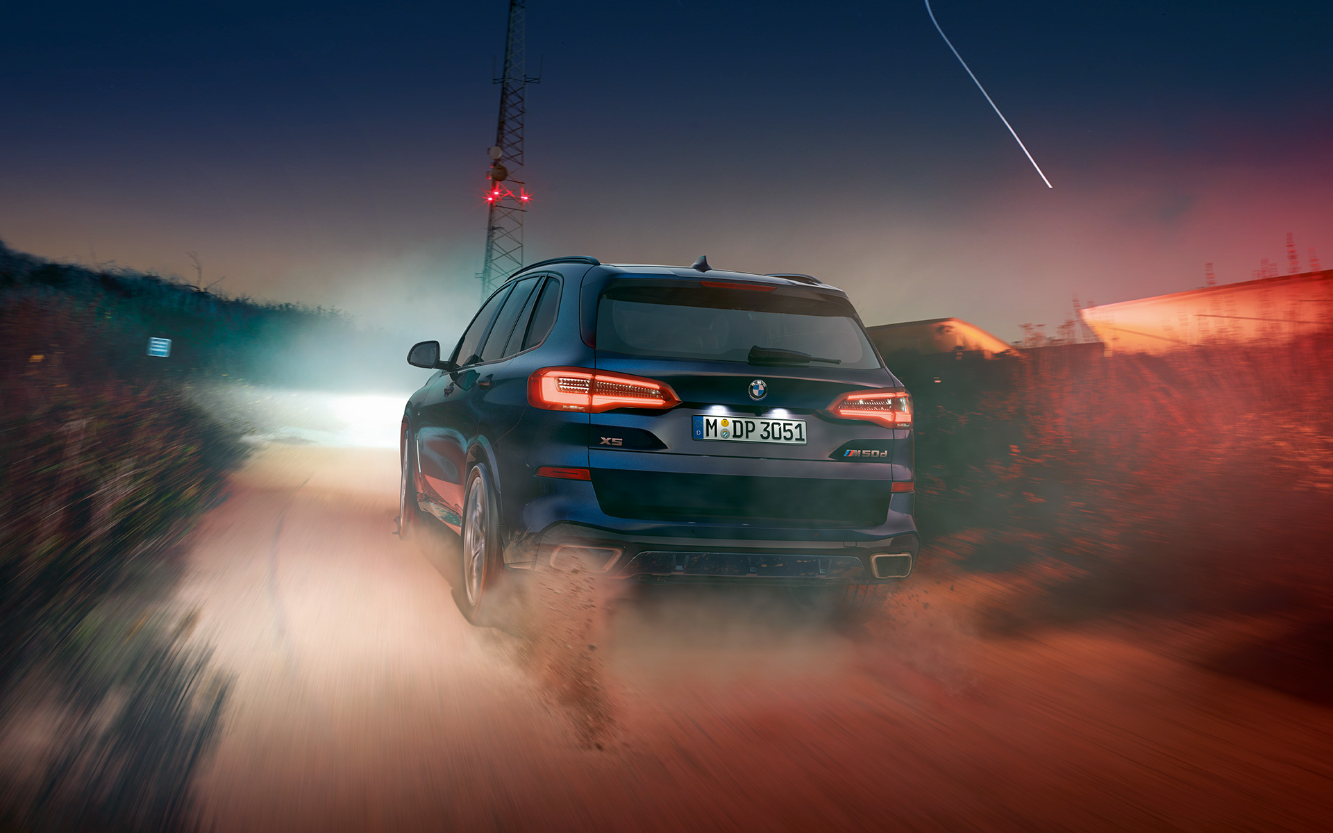 BMW X5 M50d con spoiler de techo M G05 2018 SUV Carbon Black metalizado, vista de la zaga