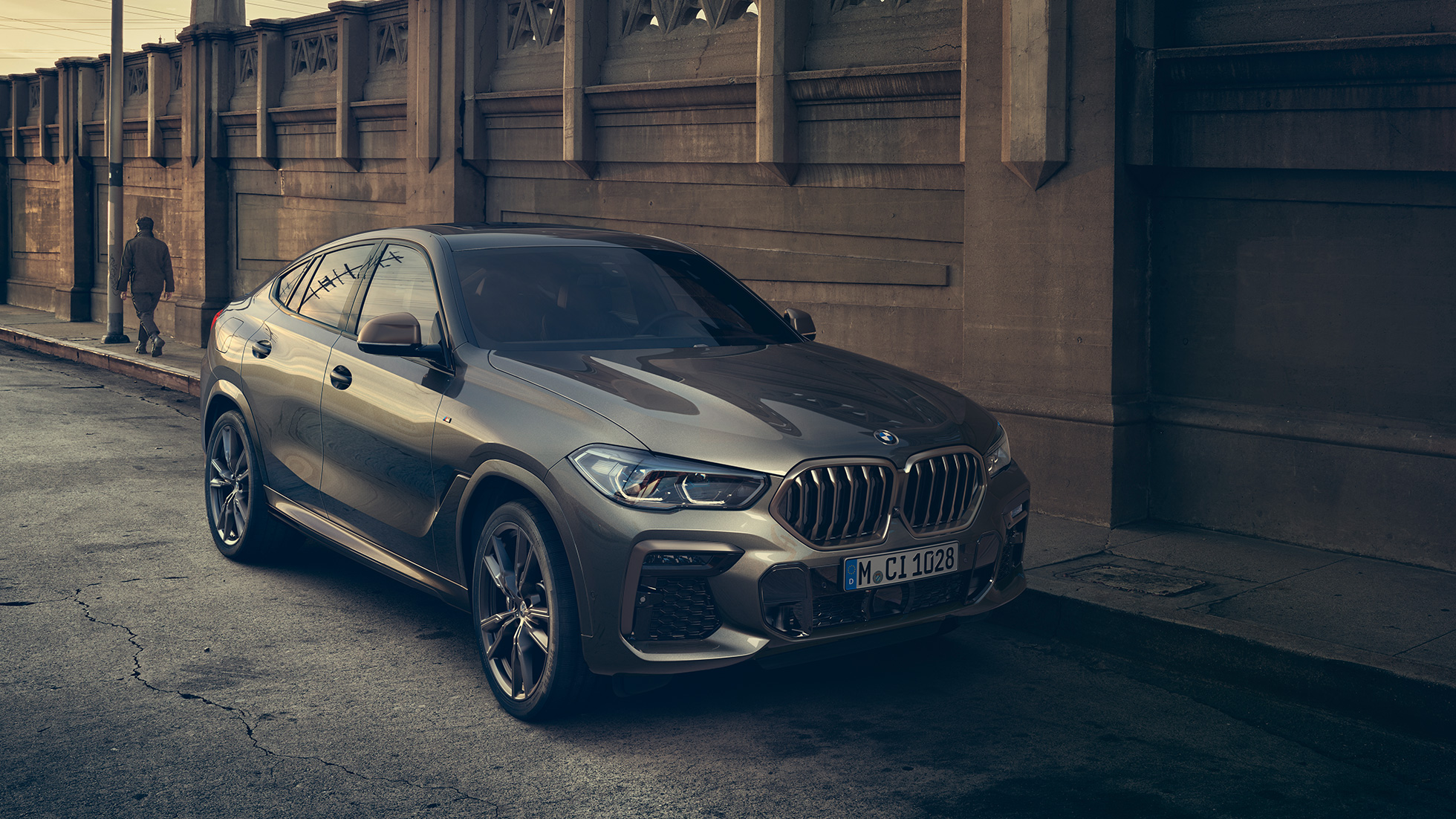 BMW X6 M50i con motor de gasolina de 8 cilindros M TwinPower Turbo Vista lateral de tres cuartos del BMW X6 M50i con motor de gasolina de 7 cilindros M TwinPower Turbo G06 Manhattan metálico