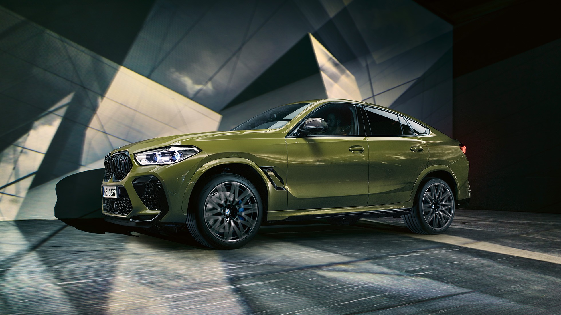 Vista lateral del BMW X6 M Competition Vista lateral del BMW X6 M Competition con rines de aleación ligera M, Pintura Especial de BMW Individual Urban Green