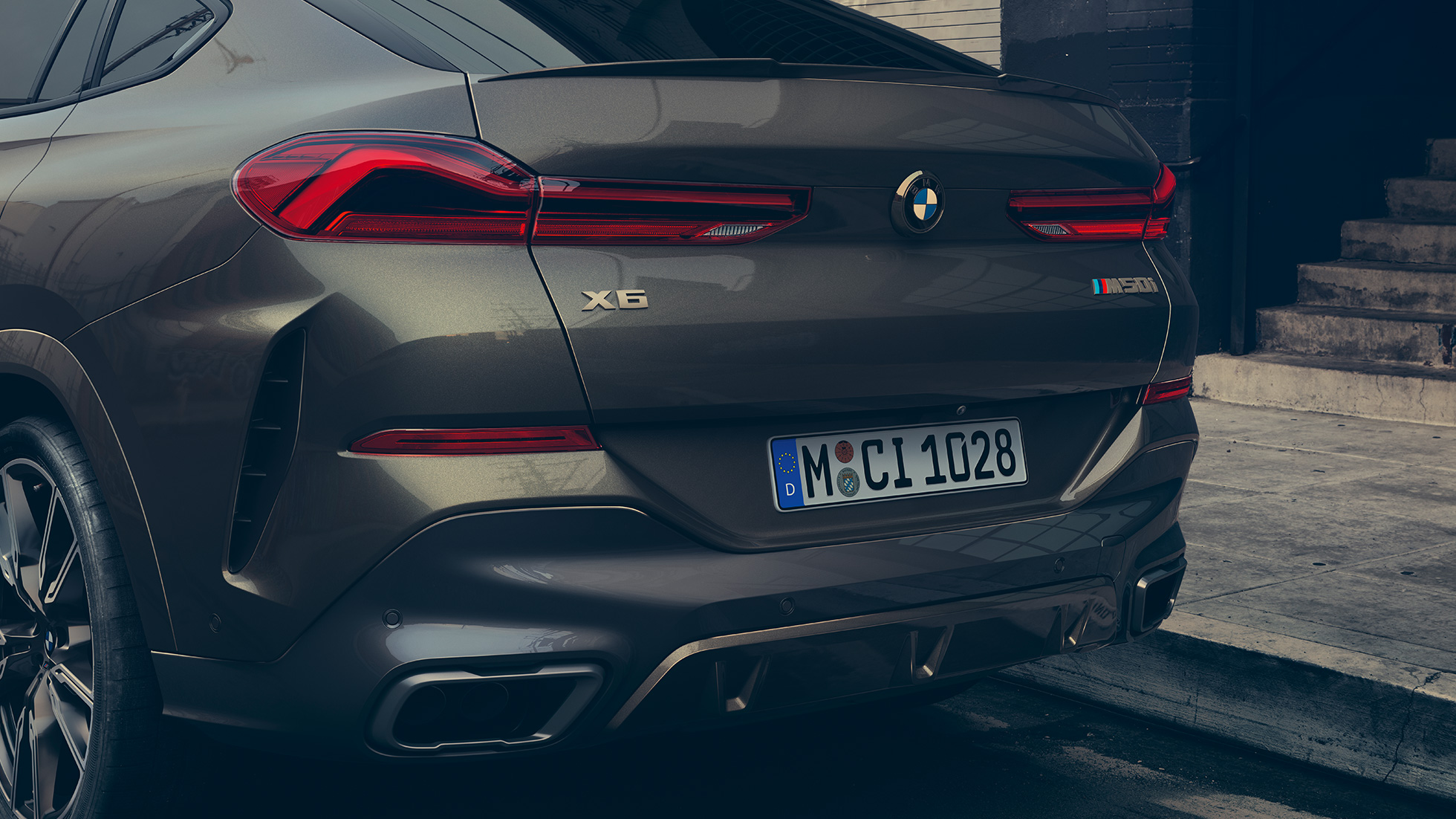 Parte trasera del BMW X6 M50i Acercamiento de la parte trasera del BMW X6 M50i