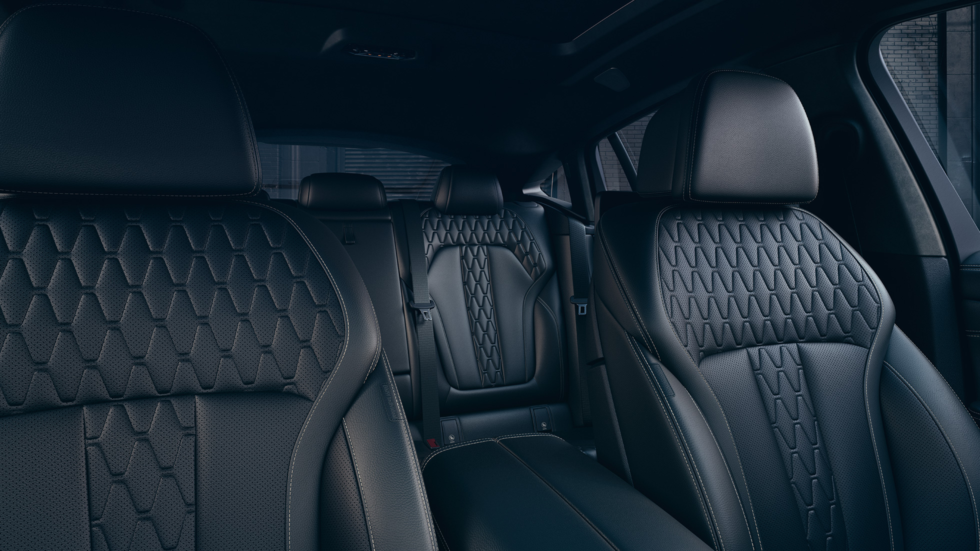 Asientos deportivos del BMW X6 M50i Interior con enfoque en los asientos deportivos del BMW X6 M50i