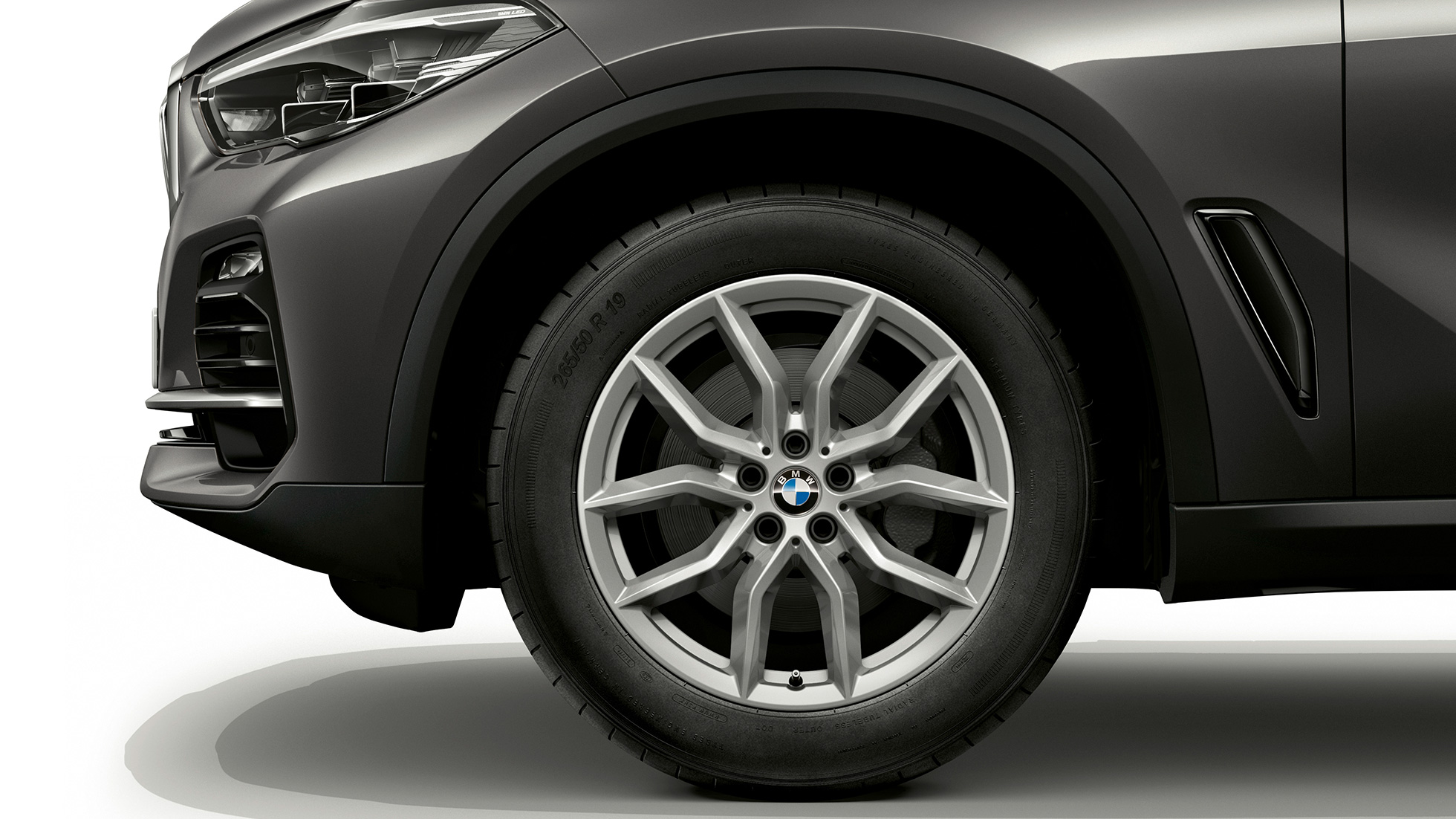 Acabado de Serie BMW X5 xDrive30d lateral del frontal con llanta Acabado de Serie BMW X5 xDrive30d G05 2018 Sophistograu metalizado efecto brillante, lateral del frontal con llanta
