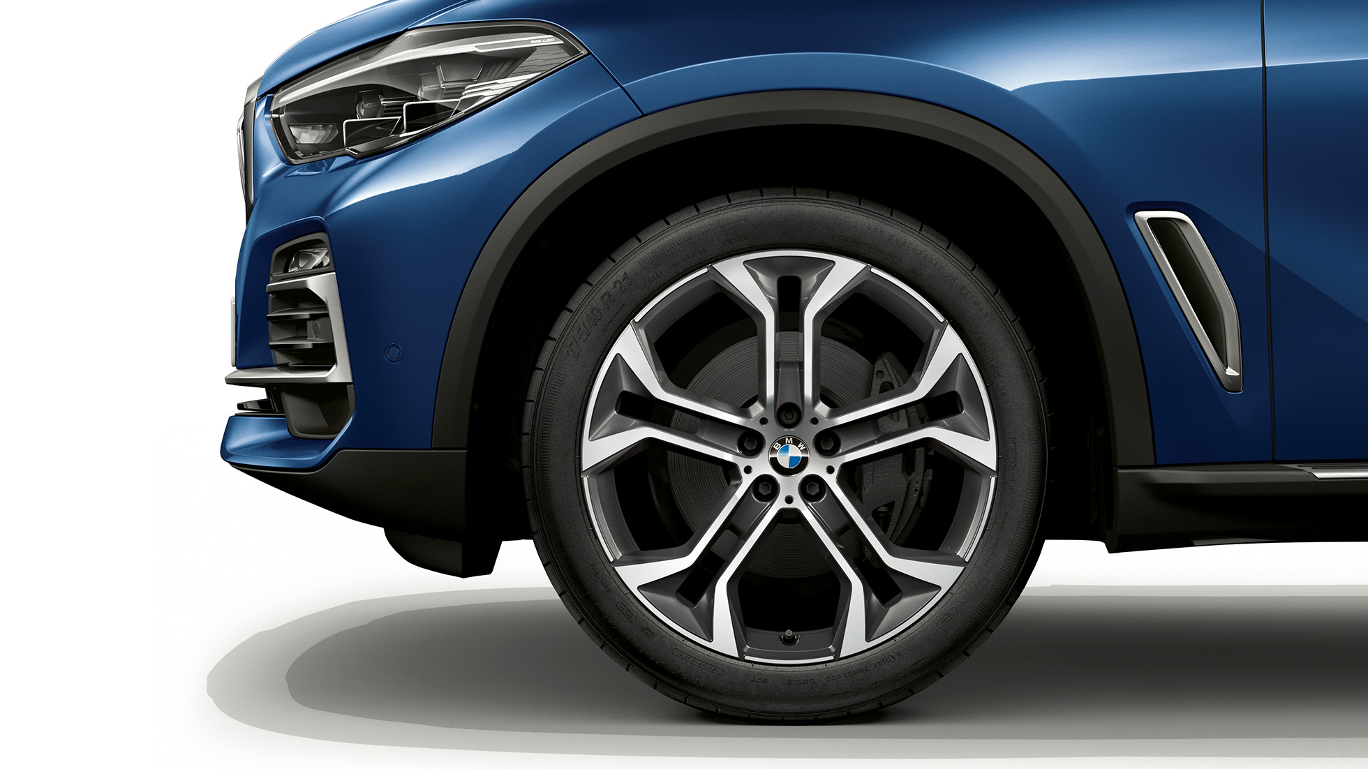Acabado xLine BMW X5 xDrive40i lateral del frontal con llanta Acabado xLine BMW X5 xDrive40i G05 2018 Phytonicblau metalizado, lateral del frontal con llanta