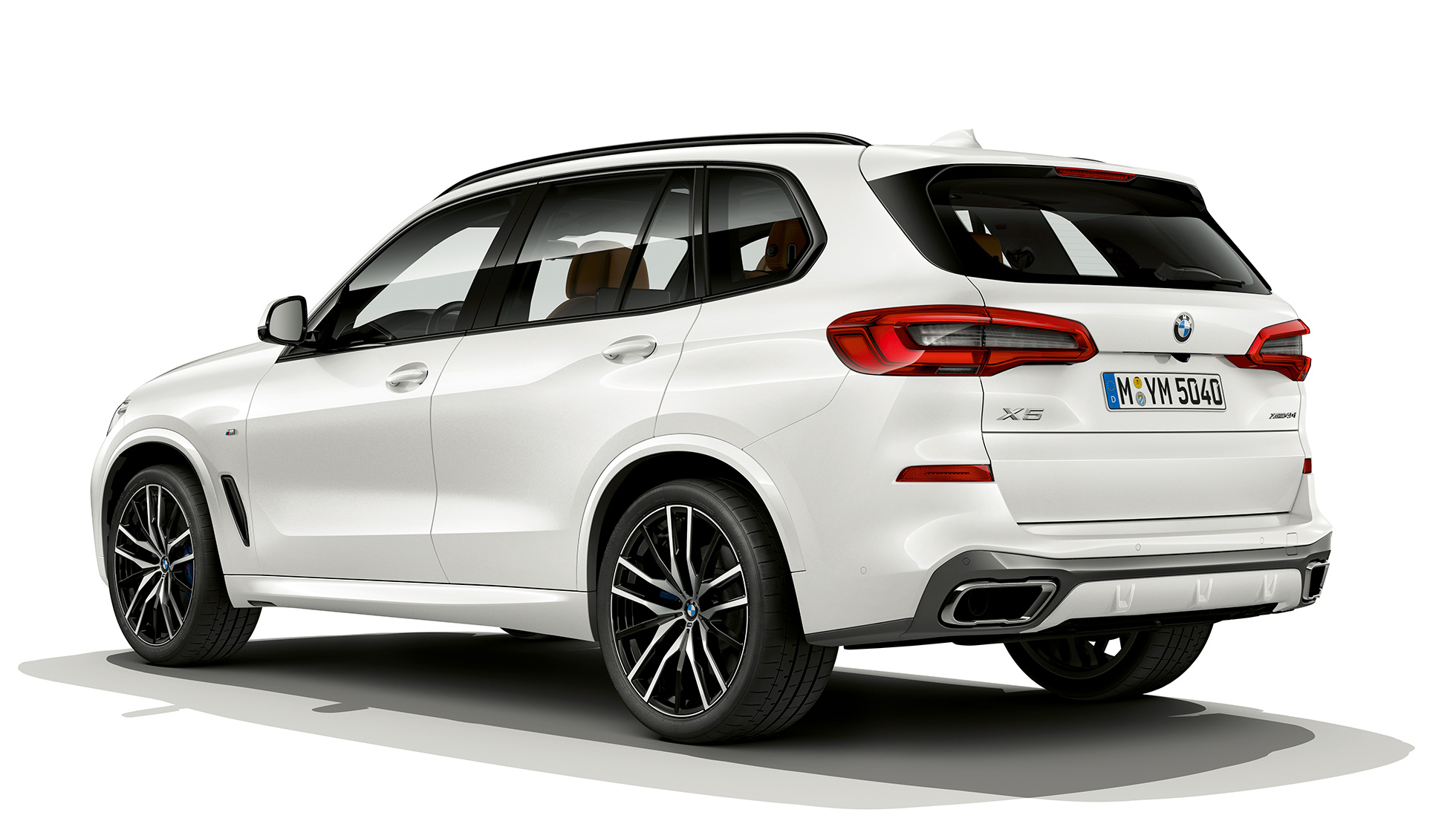 Acabado M Sport BMW X5 xDrive 40i vista de tres cuartos de la zaga Acabado M Sport BMW X5 xDrive40i G05 2018 Mineralweiss metalizado, vista de tres cuartos de la zaga