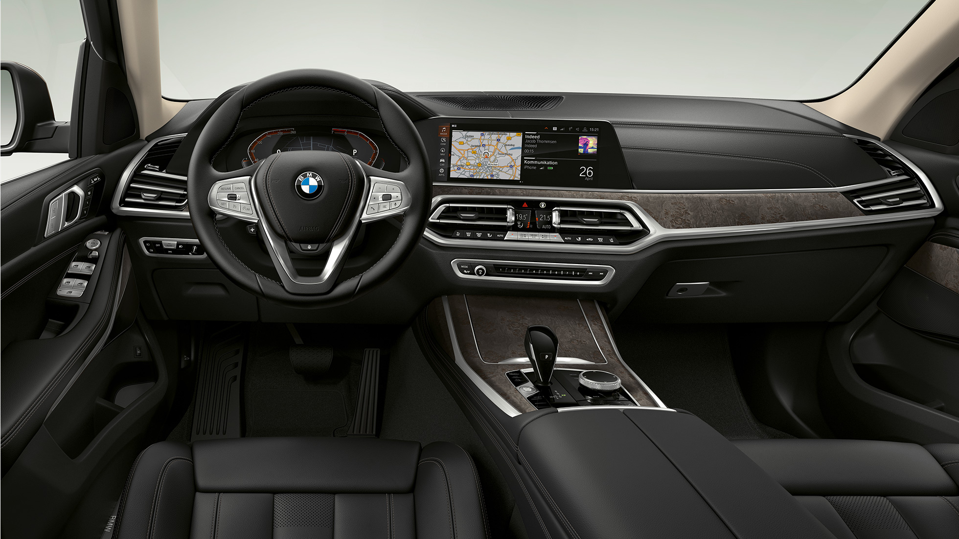 BMW X7, cabina con equipamiento estándar Acercamiento frontal de la cabina del conductor del BMW X7 con características de equipamiento estándar