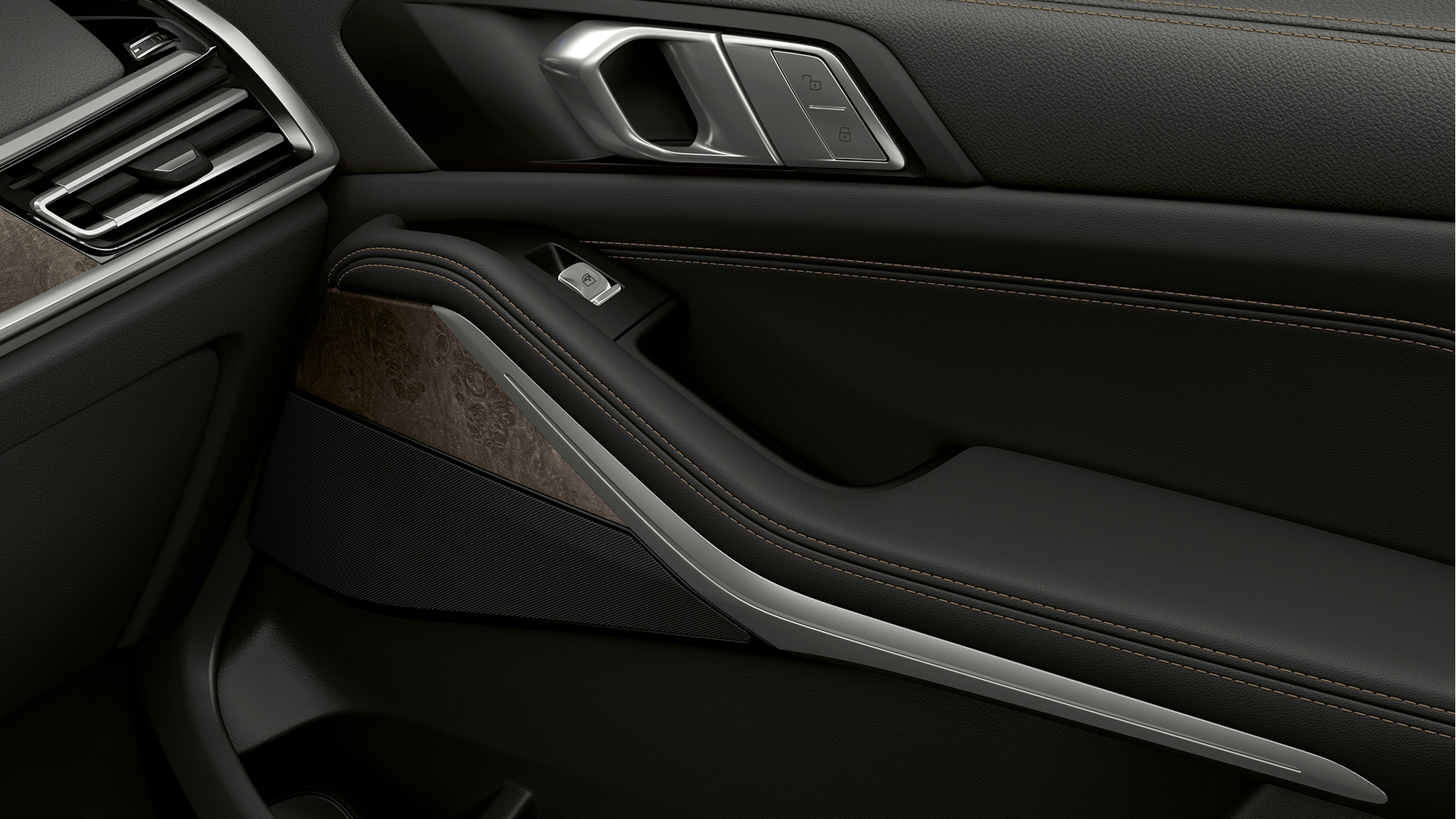 BMW X7, interior de la puerta con equipamiento estándar Acercamiento de la parte interior de la puerta del BMW X7 con características de equipamiento estándar