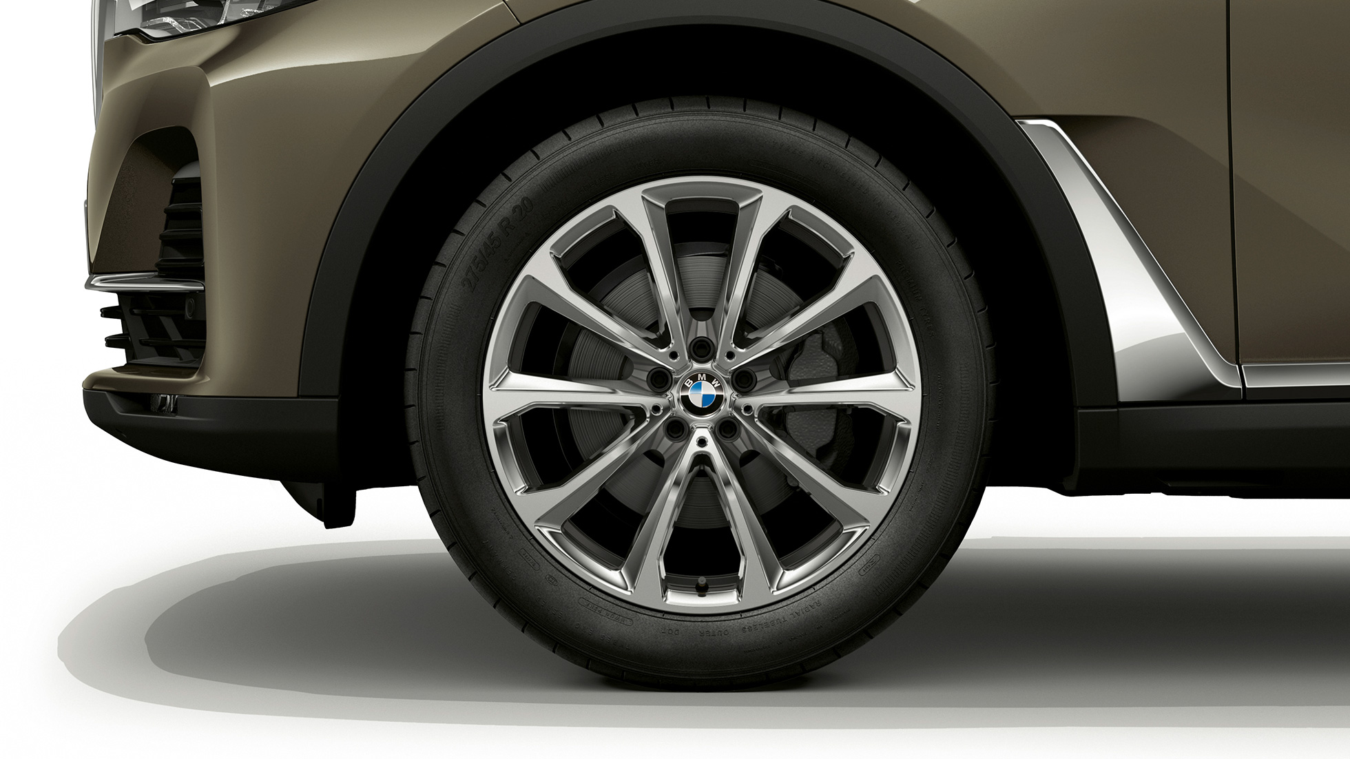 BMW X7, rines de aleación ligera con equipamiento estándar Acercamiento del rin de aleación ligera del BMW X7 con características del equipamiento estándar