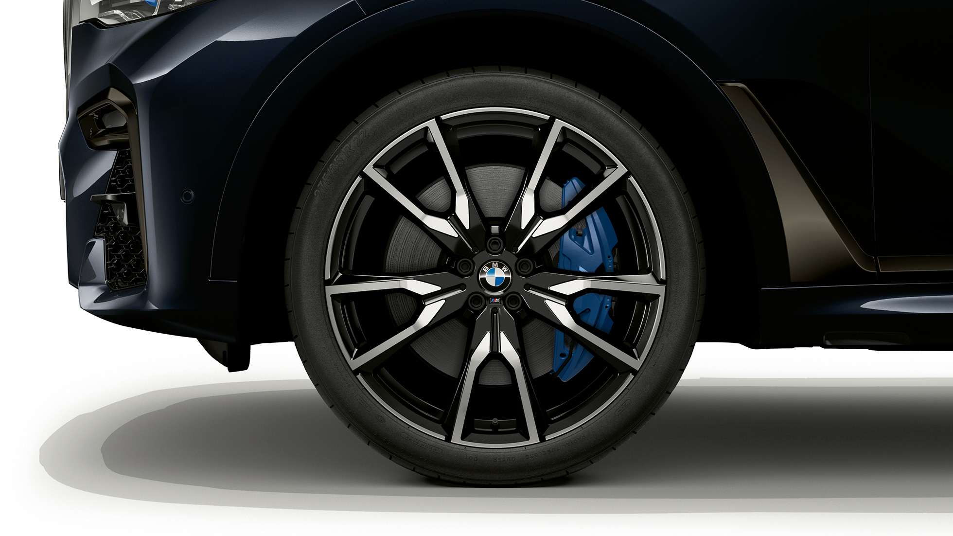 BMW X7, BMW Individual X7 xDrive40i, rines de aleación ligera Acercamiento del rin de aleación ligera del BMW X7 con características de BMW Individual X7 xDrive40i