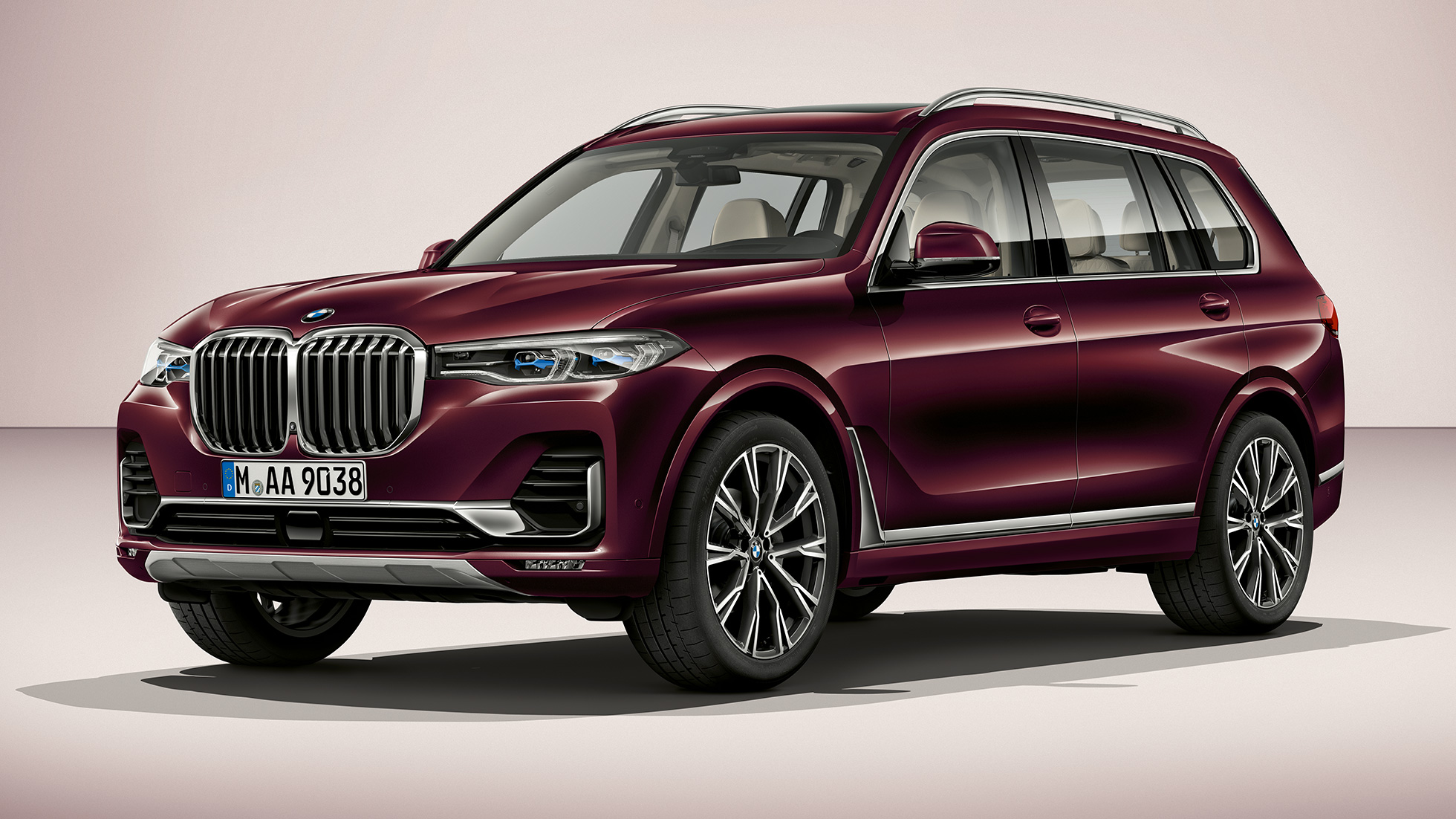 Paquete M Deportivo para BMW X7 Toma de estudio del BMW X7 en vista delantera de tres cuartos con paquete deportivo M