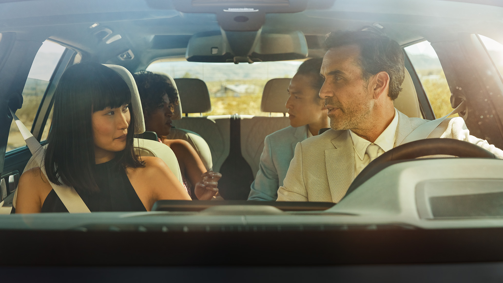 Control por expresión BMW Hombre y mujer sentados en el auto, la mujer está aplicando el control por expresión