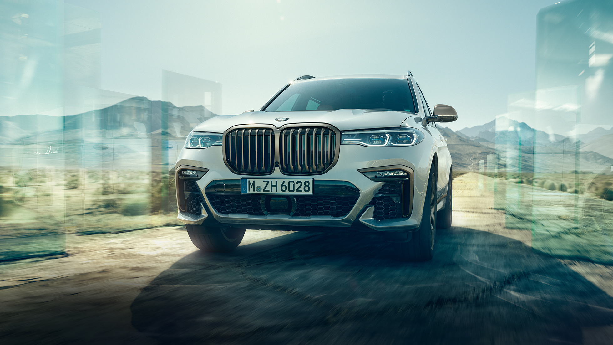 BMW X7 M50d, toma desde un ángulo bajo BMW X7 M50d: toma oblicua de conducción desde ángulo bajo, BMW X7 blanco