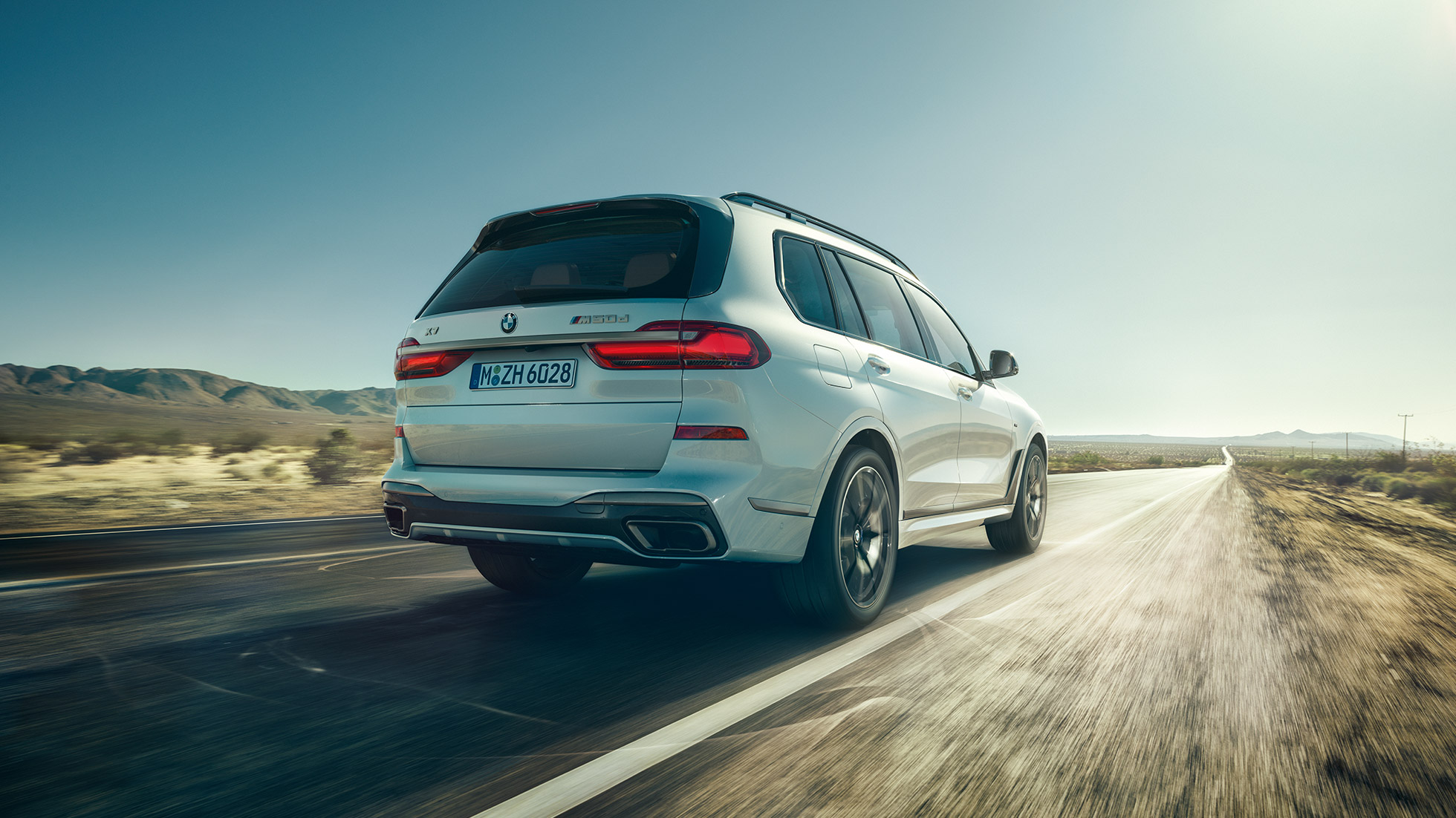 BMW X7 M50d, toma trasera BMW X7 M50d: toma trasera de conducción, BMW X7 blanco