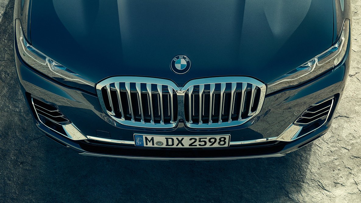 Parrilla en forma de riñón BMW del BMW X7 Parrilla en forma de riñón BMW: Toma desde un ángulo alto del BMW X7 delantero